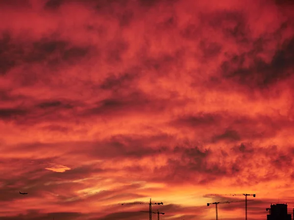 Puesta Sol Cielo Cielo Naranja Rayos Solares Fondo Pantalla Nubes —  Fotos de Stock