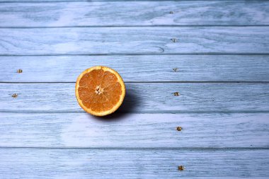 Hafif ahşap zeminde yarı turuncu çivili, yukarıdan manzaralı.