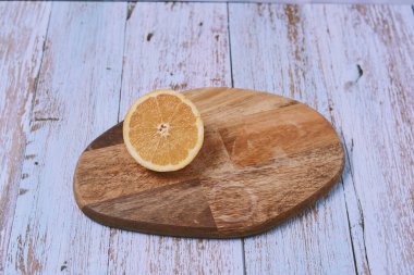 Yarı turuncu, ahşap masada, ahşap zeminde.