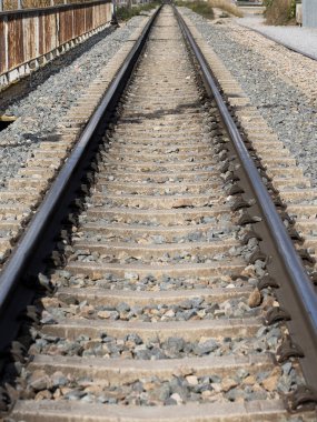 Sonsuzluğa giden tren rayları. Tahta, metal, güneşli, taş, hiç kimse, boş alan.