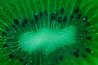Bir dilim olgun kiwifruit. Makro fotoğraf, detay, yeşil, tohumlar, beyaz