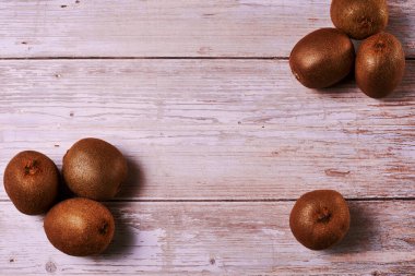 Tahtada birkaç kivi var. Boş alan, zenital görünüm, simetri.