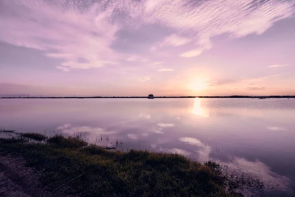 湖の上の日没 素朴な家 長時間露光アルブフェラ バレンシア ストック写真
