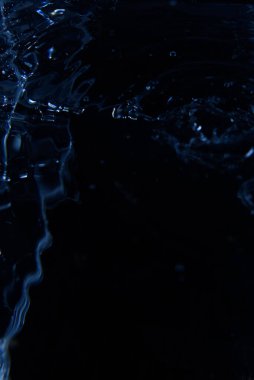 467.Koyu su yüzeyine yakın çekim dalgalanma desenleri ve ince yansımalar gösteriyor. Aydınlatma ışıltılı röfle ve doku yaratır. Görüntü sıvı hareketi, yüzey gerilimi ve dalga davranışı yakalar.