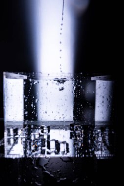 442.Su yüzeyine yakın çekim merkezi darbeden kaynaklanan eşmerkezli dalgalanma halkaları gösteriyor. Işık yansıma ve doku yaratır. Resim dalga yayılımı, akışkan hareket ve yüzey gerilimini yakalar.