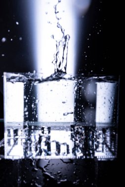 440. Su yüzeyine yakın çekim dalgalanma dalgaları ve ışık yansımalarını gösteriyor. Mavi ışıklandırma akışkan hareket ve dokuyu vurgular. Görüntü yüzey gerilimini, dalga davranışlarını ve optik bozulmayı yakalar.