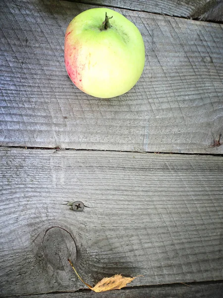Jabłko Drewnianym Naturalnym Tle Przestrzeń Kopiowania Wysokiej Jakości Zdjęcie — Zdjęcie stockowe
