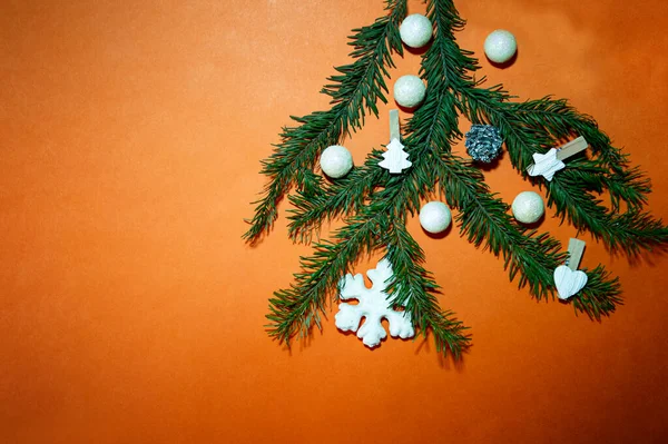Fir Υποκατάστημα Χριστουγεννιάτικες Διακοσμήσεις Πορτοκαλί Φόντο Αντίγραφο Χώρου Επιλεκτική Εστίαση — Φωτογραφία Αρχείου