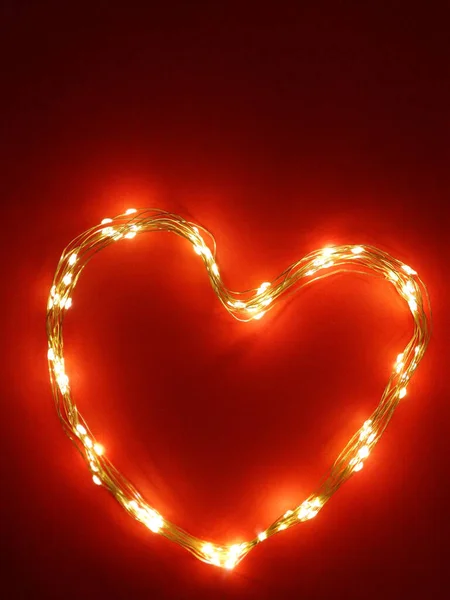 Coração Ardente Luzes Natal Fundo Vermelho Espaço Cópia Foto Alta — Fotografia de Stock