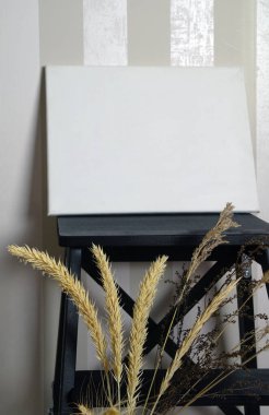 Çadır bezi ve kuru otlar üzerinde çizgili bir arka plan üzerine yapılmış maket resim. Yüksek kalite fotoğraf