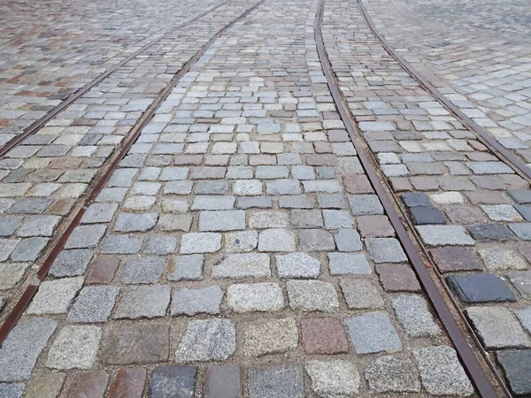 Stare Szyny Tramwajowe Nawierzchni Kamienie Zbiegające Się Kierunku Horyzontu Selektywne — Zdjęcie stockowe