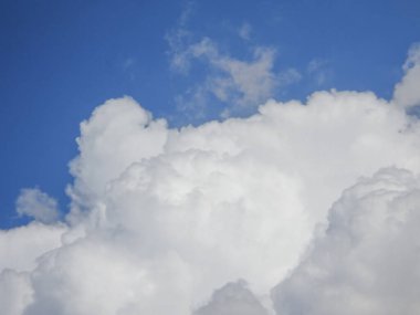 Mavi gökyüzü üzerinde beyaz bulutlar, soyut doğal arkaplan, boşluğu kopyala