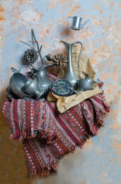 Uçan nesnelerle klasik yaşam tarzı, seçici odaklanma. Yüksek kalite fotoğraf