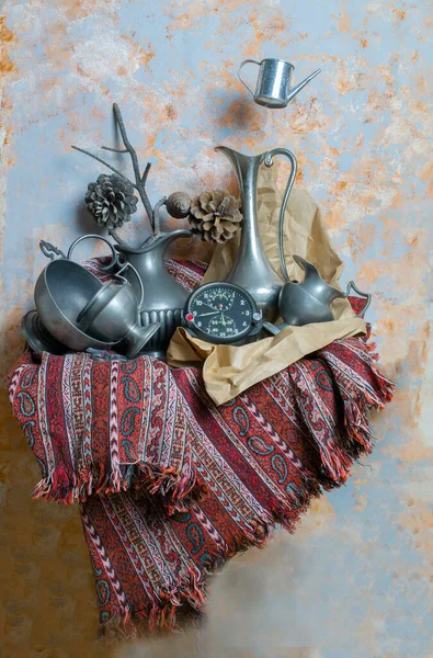 Uçan nesnelerle klasik yaşam tarzı, seçici odaklanma. Yüksek kalite fotoğraf