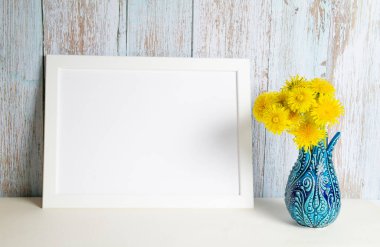 Vazoda karahindiba buketi ve fotokopi alanı olan çerçeve. Yüksek kalite fotoğraf