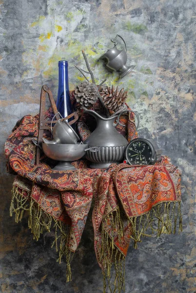 Uçan nesnelerle klasik yaşam tarzı, seçici odaklanma. Yüksek kalite fotoğraf