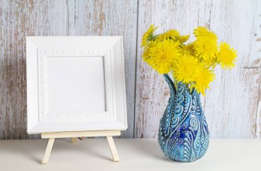 Vazoda karahindiba buketi ve fotokopi alanı olan çerçeve. Yüksek kalite fotoğraf