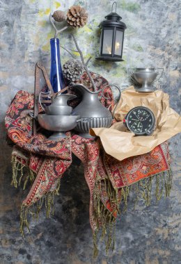 Uçan nesnelerle klasik yaşam tarzı, seçici odaklanma. Yüksek kalite fotoğraf