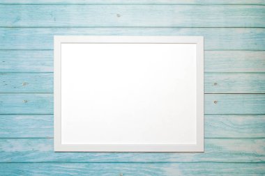 Ahşap turkuaz arka planda fotokopi alanı olan bir resim için beyaz çerçeve. Yüksek kalite fotoğraf