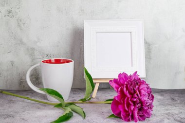 Beyaz çerçeve, beyaz kupa ve kırmızı şakayık. Makyaj için arka planda, kopyalama alanı. Yüksek kalite fotoğraf