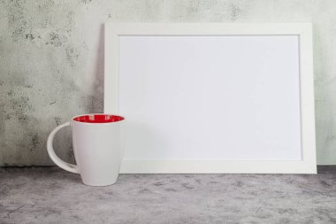 Beyaz kupa ve fotoğraf çerçeveli minimalist iç mimari. Yüksek kalite fotoğraf