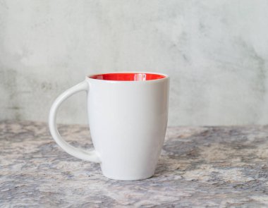 Kırmızılı beyaz kupa, gri arka planda, model için. Yüksek kalite fotoğraf