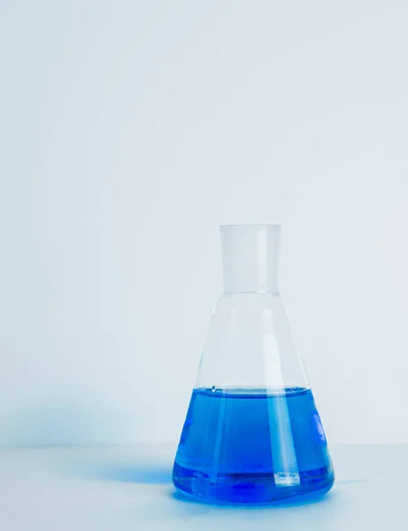 Vidro Laboratório Frasco Cônico Erlenmeyer Preenchido Com Líquido Químico Azul — Fotografia de Stock