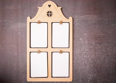 Koyu arkaplan üzerinde 4 penceresi olan bir ev çerçevesi. Yüksek kalite fotoğraf