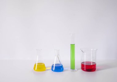 Reaktif Beakers. Reaksiyonlu mataralar. Biyolojik laboratuvar. Konsept kimya. Laboratuvar ekipmanları. Laboratuvar işi. Deneyler için deney tüpleri. Kimyasal analiz. Kimyasal reaksiyon. Yüksek kalite fotoğraf