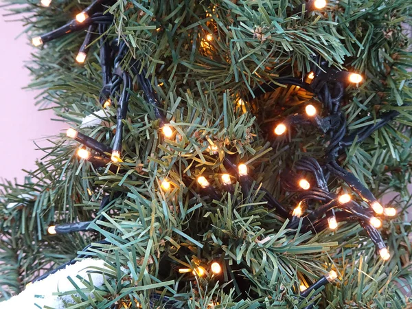 Luces de Navidad en el árbol de Navidad artificial, enfoque selectivo —  Fotos de Stock