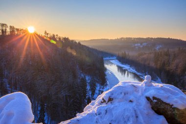 Vltava nehrinin yukarısında kış vakti