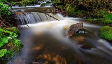 Yumuşak suyu olan güzel bir şelale. Bu görüntü ince bir taneye, gürültüye ve pürüzsüz keskinliğe sahiptir..