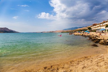 Hırvatistan 'ın Adriyatik kıyı şeridinde Pag yolunda panoramatik manzara.