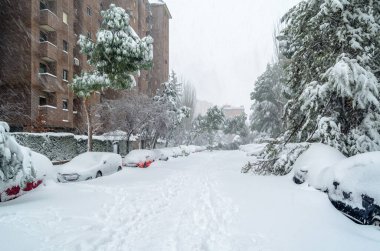MADRID, SPAIN - 9 Ocak 2021: Madrid sokakları son 50 yılın en yoğun kar yağışı ile kaplandı, Fırtına Filomena sırasında