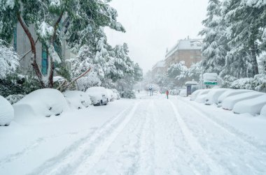 MADRID, SPAIN - 9 Ocak 2021: Madrid sokakları son 50 yılın en yoğun kar yağışı ile kaplandı, Fırtına Filomena sırasında