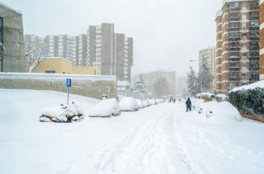 MADRID, SPAIN - 9 Ocak 2021: Madrid sokakları son 50 yılın en yoğun kar yağışı ile kaplandı, Fırtına Filomena sırasında