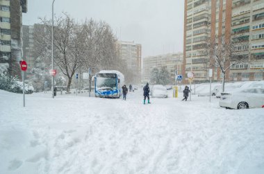 MADRID, SPAIN - 9 Ocak 2021: Madrid sokakları son 50 yılın en yoğun kar yağışı ile kaplandı, Fırtına Filomena sırasında