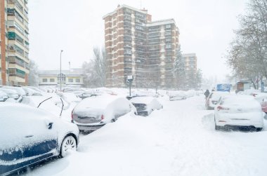 MADRID, SPAIN - 9 Ocak 2021: Madrid sokakları son 50 yılın en yoğun kar yağışı ile kaplandı, Fırtına Filomena sırasında