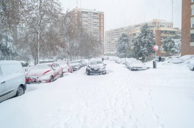 MADRID, SPAIN - 9 Ocak 2021: Madrid sokakları son 50 yılın en yoğun kar yağışı ile kaplandı, Fırtına Filomena sırasında