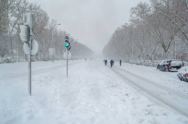 MADRID, SPAIN - 9 Ocak 2021: Madrid sokakları son 50 yılın en yoğun kar yağışı ile kaplandı, Fırtına Filomena sırasında