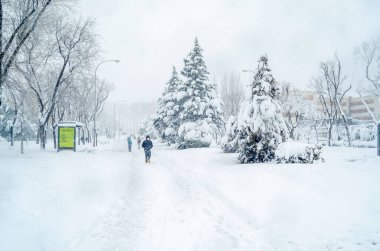 MADRID, SPAIN - 9 Ocak 2021: Madrid sokakları son 50 yılın en yoğun kar yağışı ile kaplandı, Fırtına Filomena sırasında