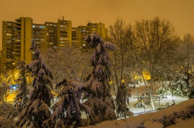 Fırtına Filomena 'dan sonra hafif kirlilik nedeniyle Madrid' in gökyüzü turuncu bir renge büründü.