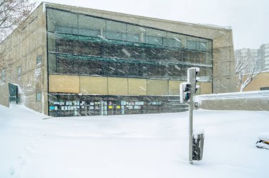 MADRID, İspanya - 9 Ocak 2021: Rafael Alberti Halk Kütüphanesi Fırtına Filomena sırasında görüldü, İspanya Madrid 'de son 50 yılın en şiddetli kar yağışı