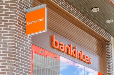 MADRID, İspanya - 12 Mayıs 2021: Madrid, İspanya 'daki bir banka şubesinin bankacı logosu. Bankinter, 1965 yılında kurulan bir İspanyol bankasıdır..