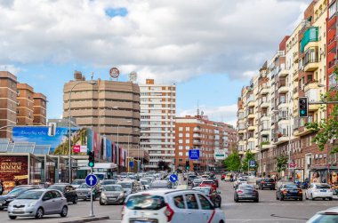 MADRID, İspanya - 12 Mayıs 2021: Madrid, İspanya 'da şehir manzarası, Avenida de America bölgesinin dış görünüşü, çok modlu bir istasyon