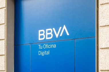 MADRID, İspanya - 12 Mayıs 2021: BBVA (Banco Bilbao Vizcaya Argentaria) İspanya, Madrid 'deki banka şubesi. BBVA, İspanyol çok uluslu bir finans şirketidir.