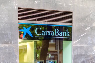 MADRID, İspanya - 12 Mayıs 2021 Madrid, İspanya 'daki bir banka şubesinin Caixabank logosu. CaixaBank, İspanyol çok uluslu finans hizmetleri şirketidir.