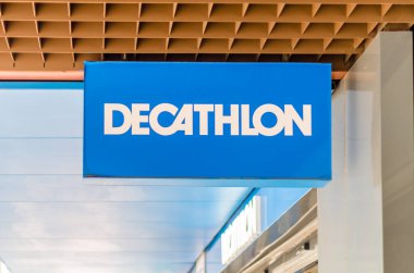MADRID, İspanya - 12 Mayıs 2021 Madrid, İspanya 'da bir mağazanın ön cephesinde dekatlon logosu. Decathlon bir Fransız şirketidir, dünyanın en büyük spor ürünleri perakendecisi..