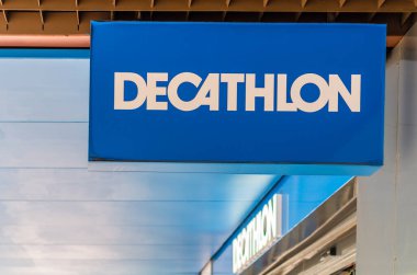 MADRID, İspanya - 12 Mayıs 2021 Madrid, İspanya 'da bir mağazanın ön cephesinde dekatlon logosu. Decathlon bir Fransız şirketidir, dünyanın en büyük spor ürünleri perakendecisi..