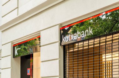 MADRID, İspanya - 12 Mayıs 2021: Madrid, İspanya 'daki Kutxabank şubesi. Kutxabank İspanya 'nın Bilbao şehrinde kurulmuş bir bankadır.